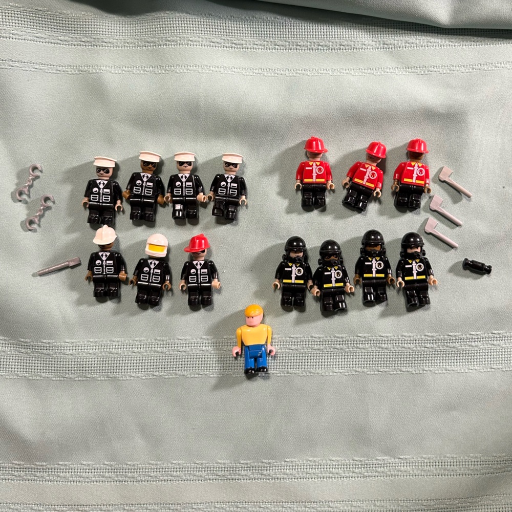 15 Vintage Mini Figures and Accessories